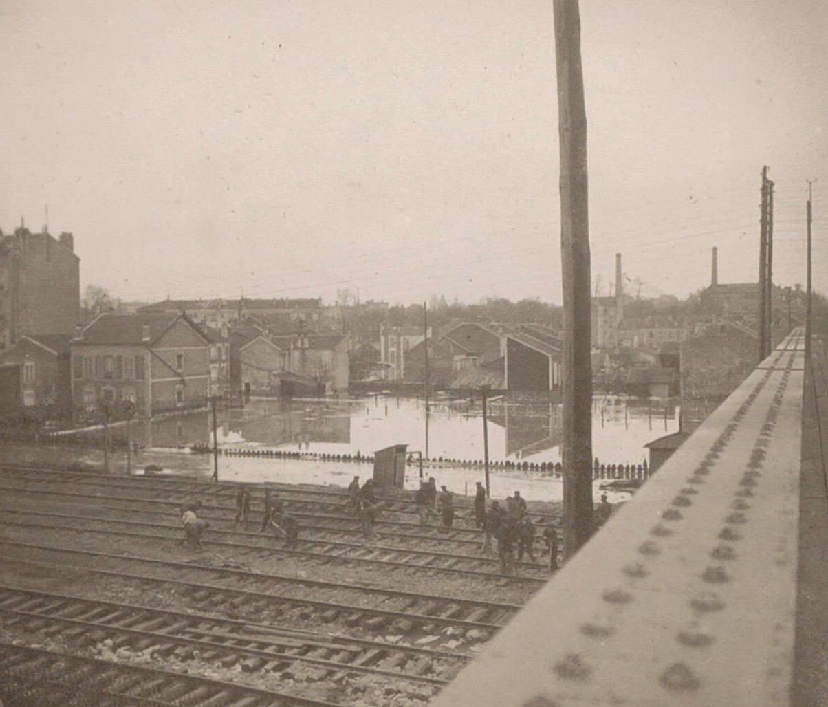 #94 Work on railways during Paris flood, seen from the bridge. Part of the photo album flooding Paris and suburbs 1910.