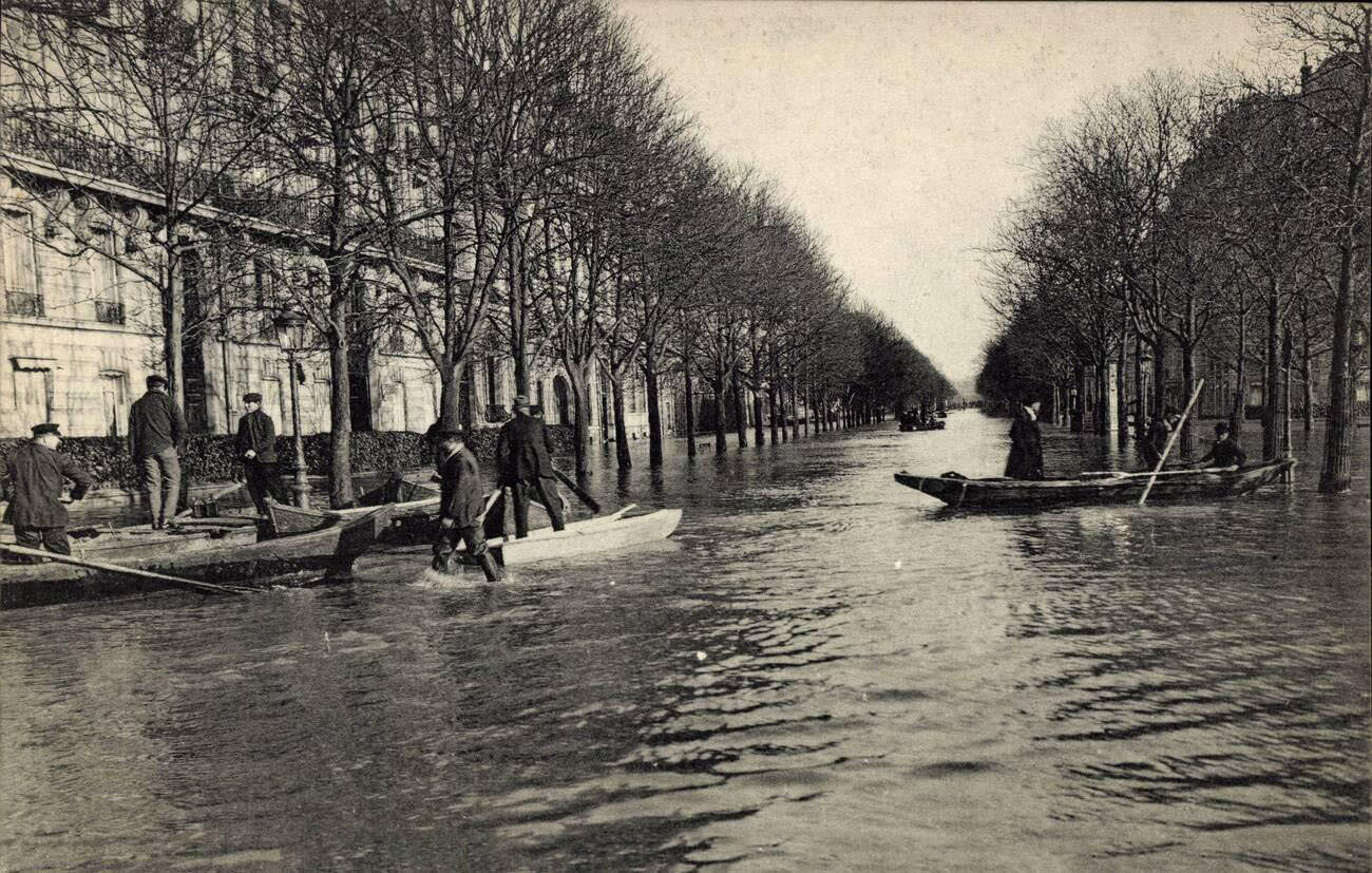 #95 Paris, Inondation de la Seine, January 1910, Bateaux.