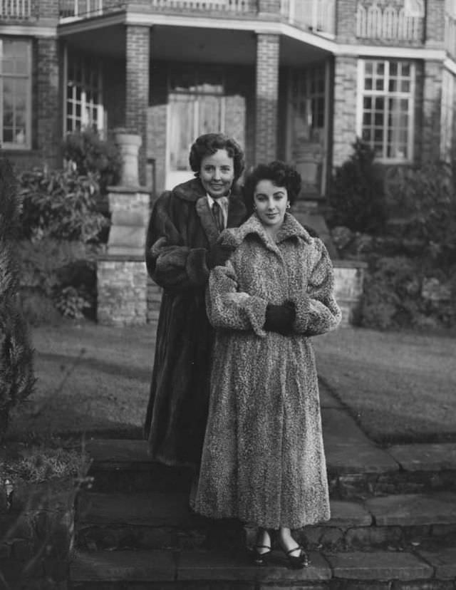 #10 Sara Sothern with her daughter Elizabeth Taylor in London, UK, 1948