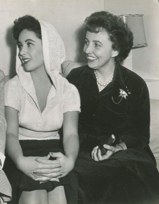 #15 Sara Sothern with her daughter Elizabeth Taylor, 1951