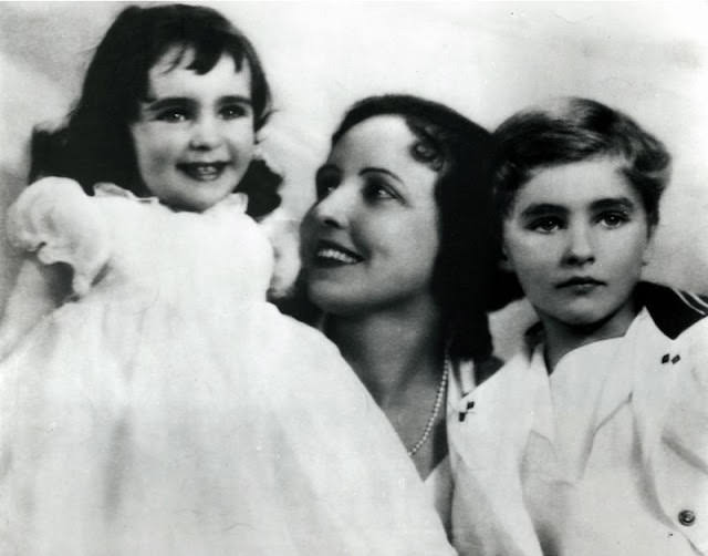 #1 2-year-old Elizabeth Taylor smiles with her mother, actress Sara Sothern, and her brother, Howard, 1934