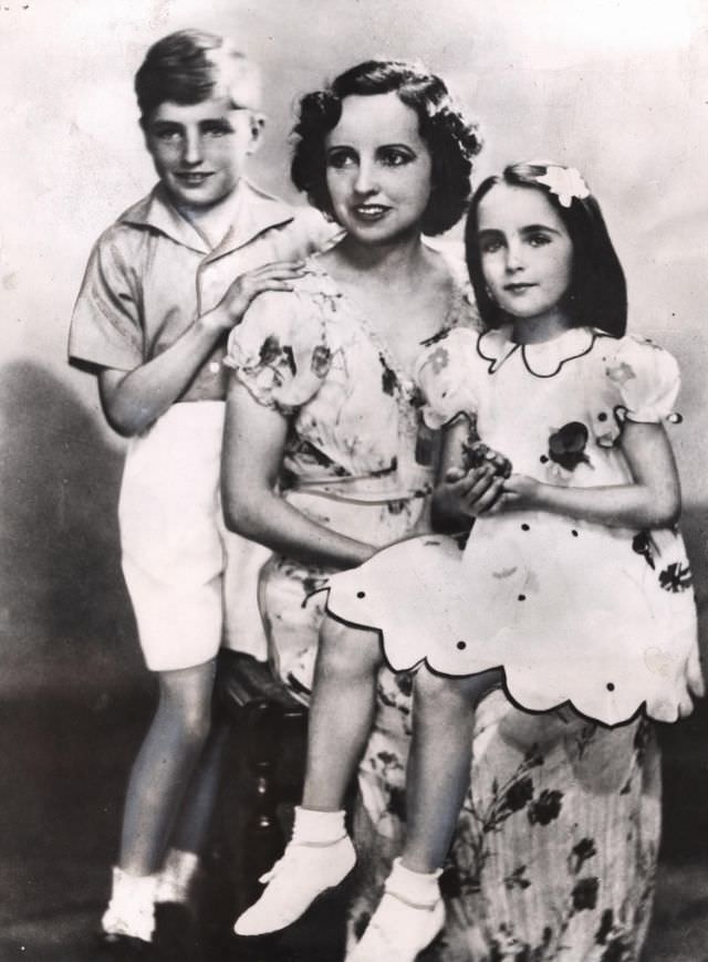 #2 Sara Sothern with her daughter Elizabeth Taylor, and son Howard, 1937