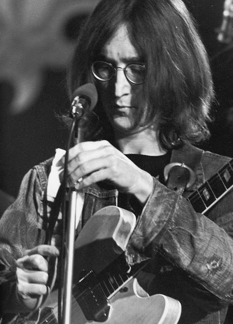 A Nostalgic Dive into the photos from The Rolling Stones Rock N’ Roll Circus Music