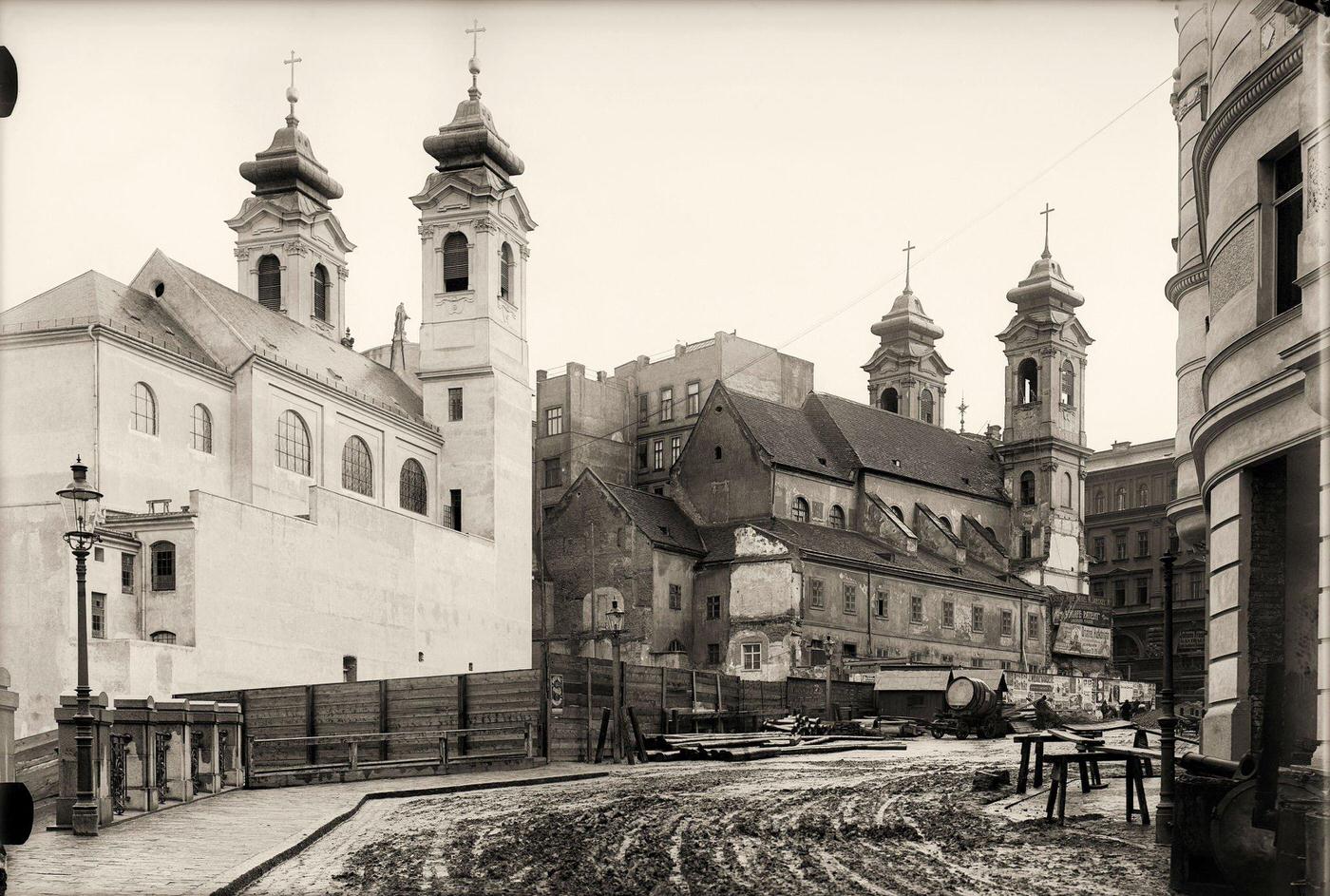 #104 The new and old Laimgrubenkirche in Mariahilf, Vienna, About 1907