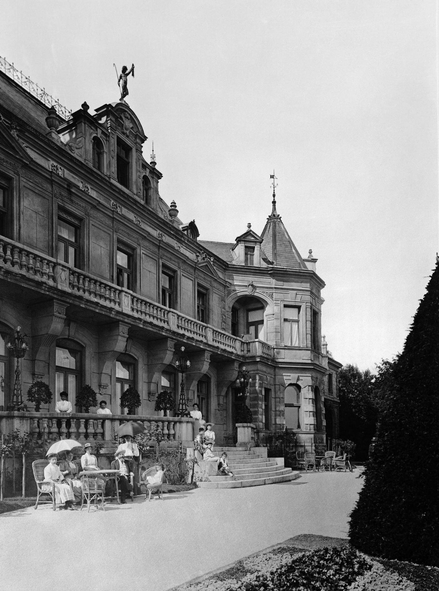 #12 Villa Theodor Ritter von Taussig, Built by Carl Koenig between 1893-1895. In the foreground: the residents, Around 1900