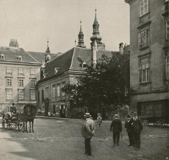 #124 Heiligenkreuzerhof, Vienna, 1900
