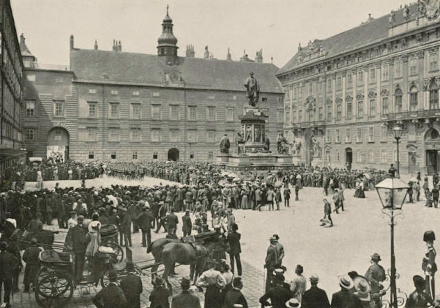 #128 Innerer Burgplatz, Vienna, 1900
