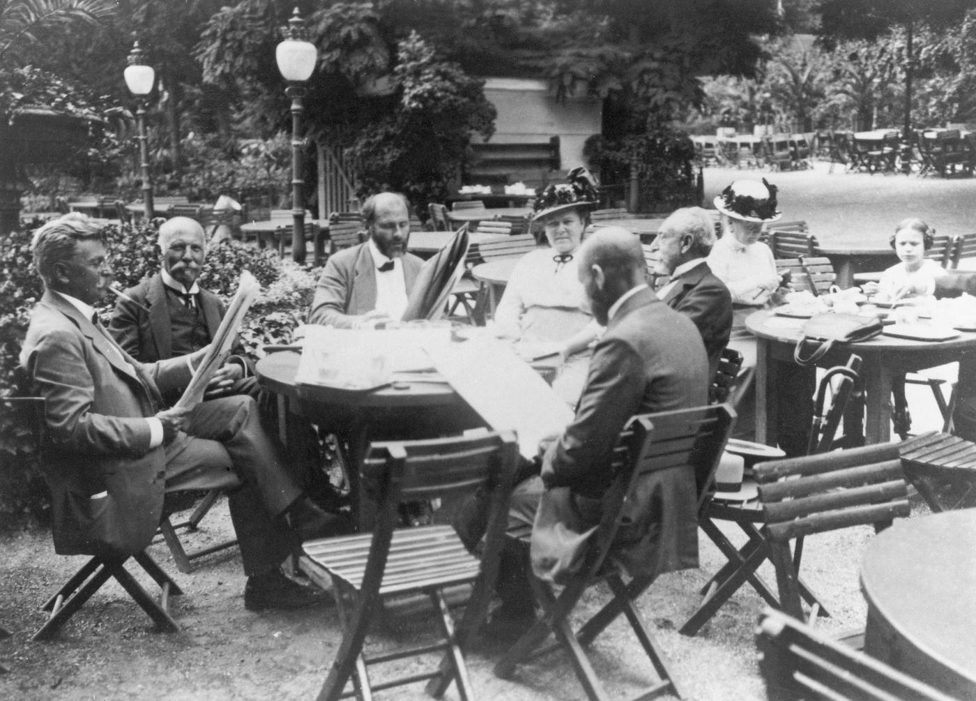 #30 Gustav Klimt in the tavern garden, Vienna, Around 1900