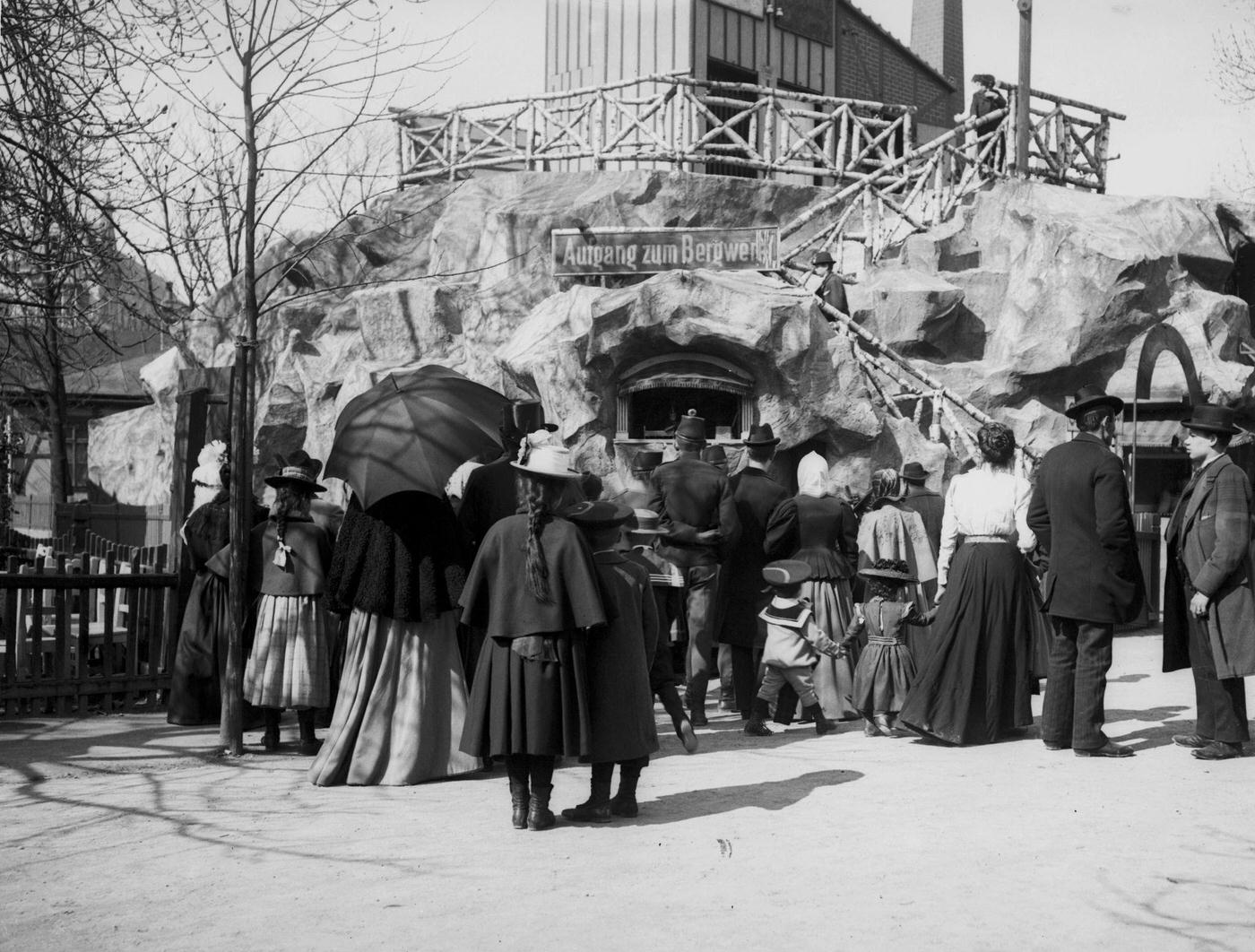 #55 Visitors in the Prater, Vienna, 1900s