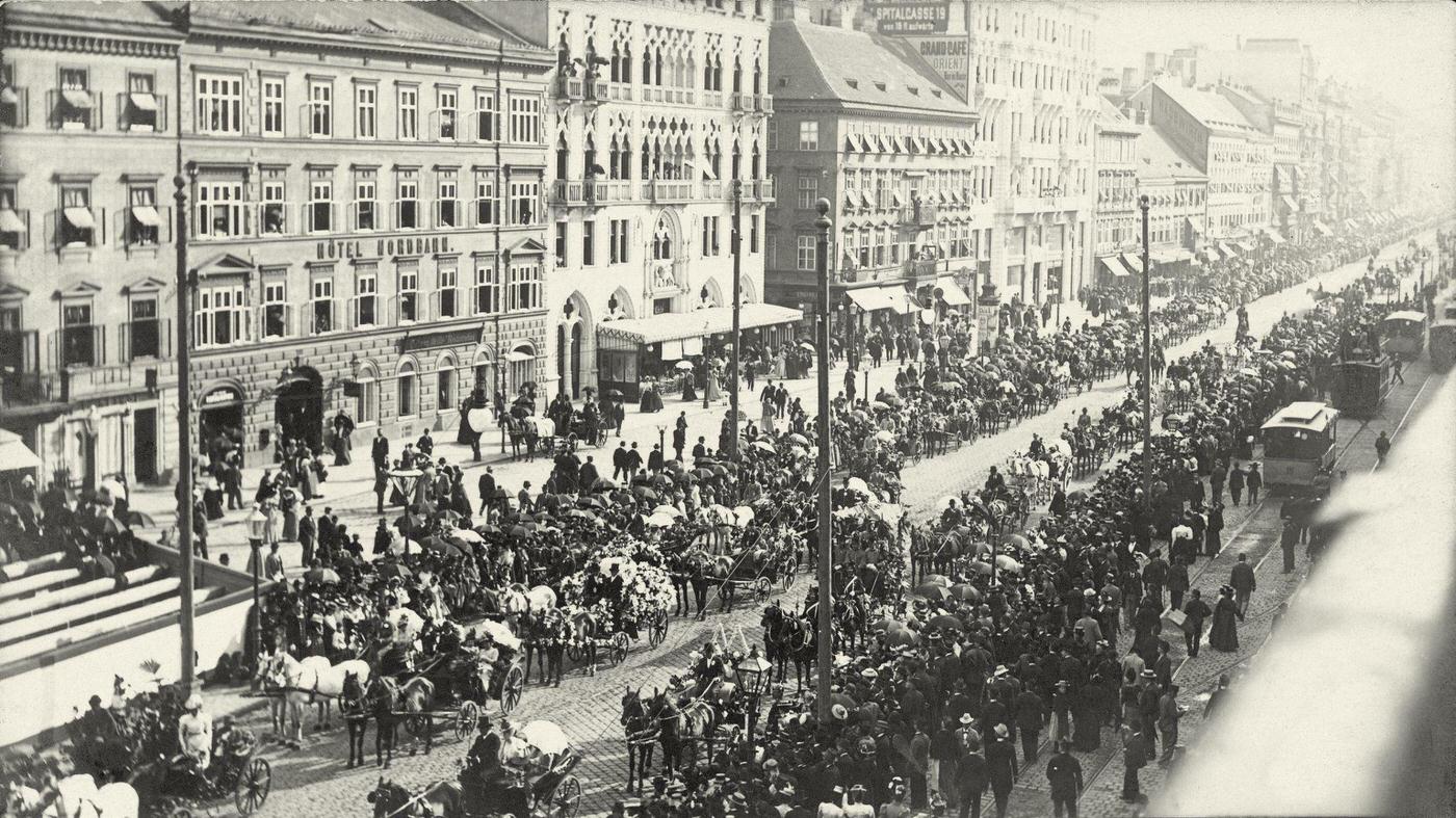 #73 Flower parade in Vienna, decorated horse-drawn carriages in the Praterstrasse, 1st of June, 1902