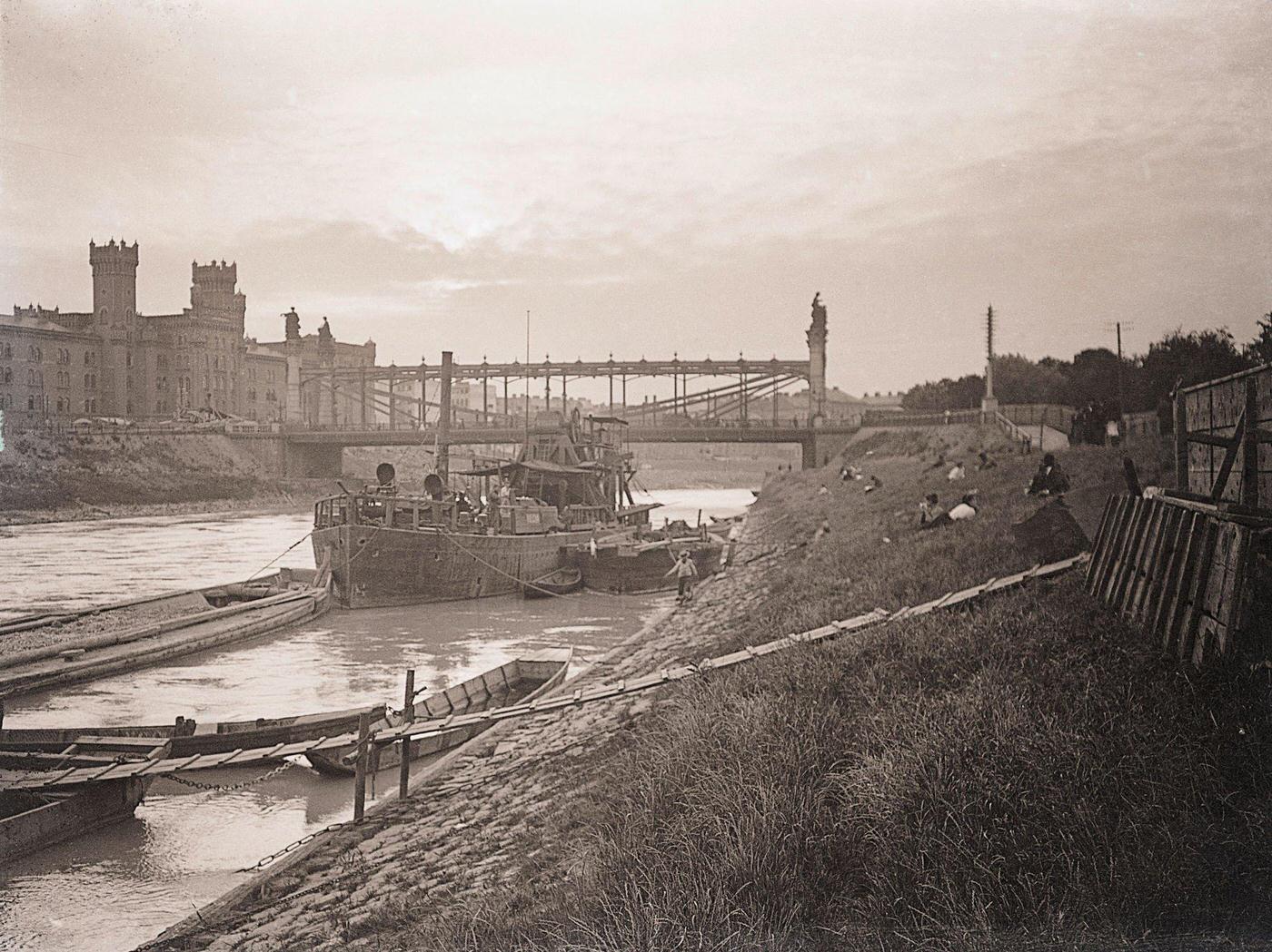 #90 The Augarten-bridge (former Maria-Theresien-Bridge) over the Donau-Canal, Rossauer-Casern on the left, Vienna, 1905