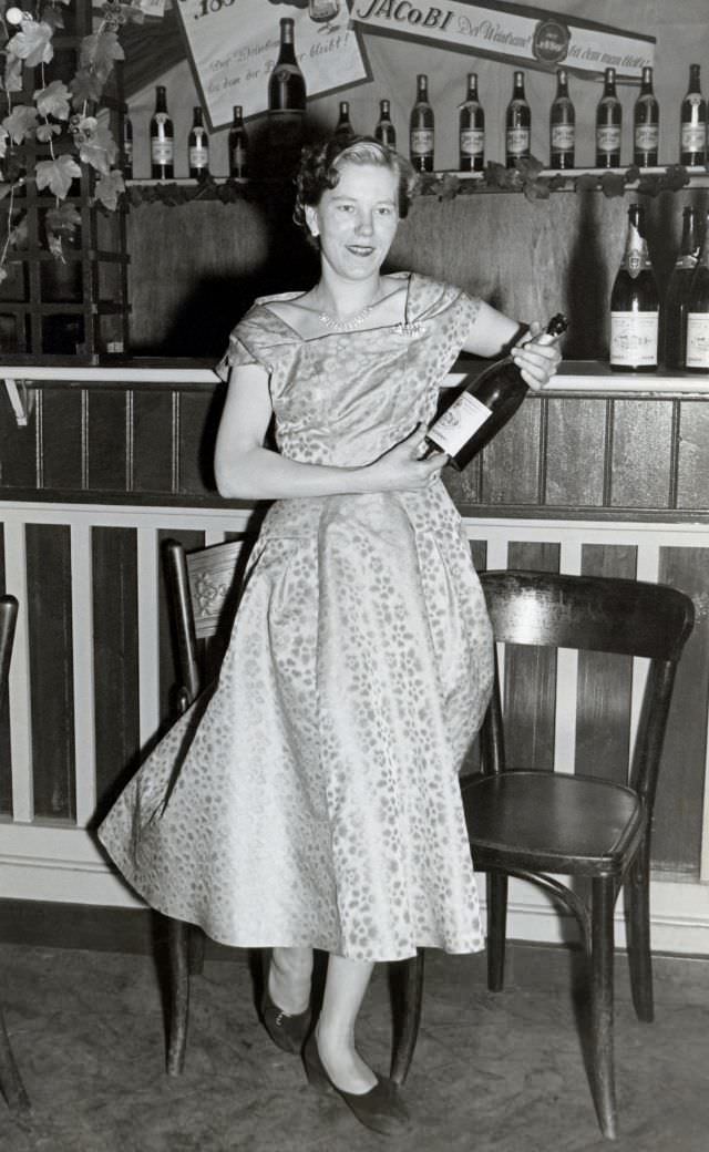 #98 The Glamour and Sophistication of 1950s Women: A Pictorial Journey Through Fashion that Defined a Decade #98