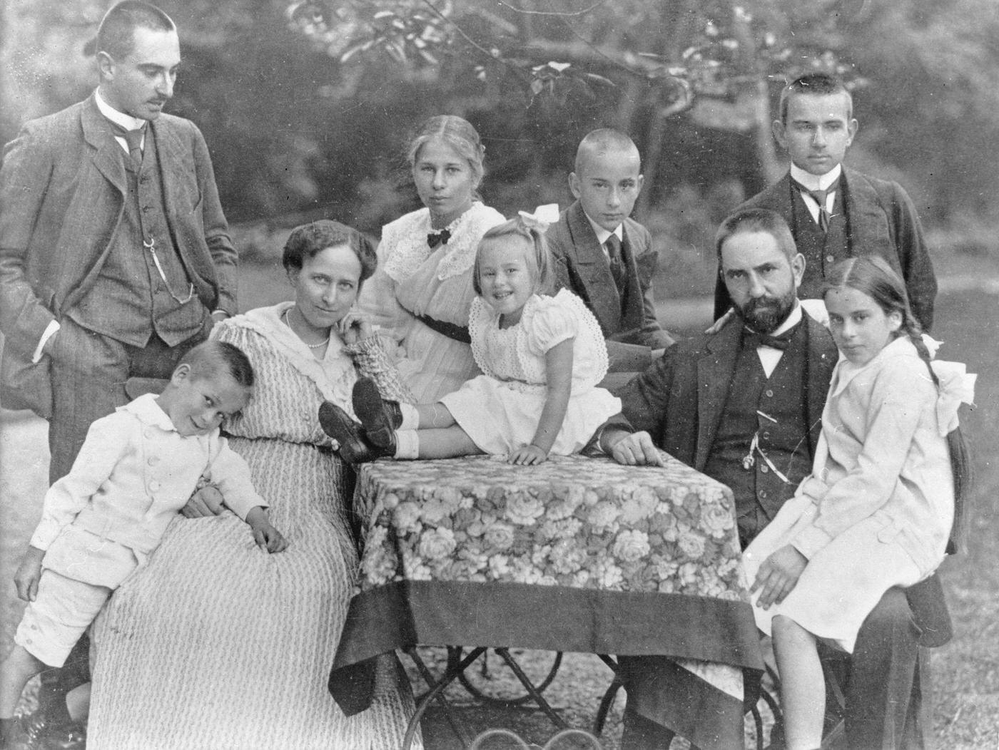#24 Hugo Stinnes with his family including his wife and children Edmund, Ernst, Cläre, Clärenore, Else, Otto, and Hugo Jr., 1923.