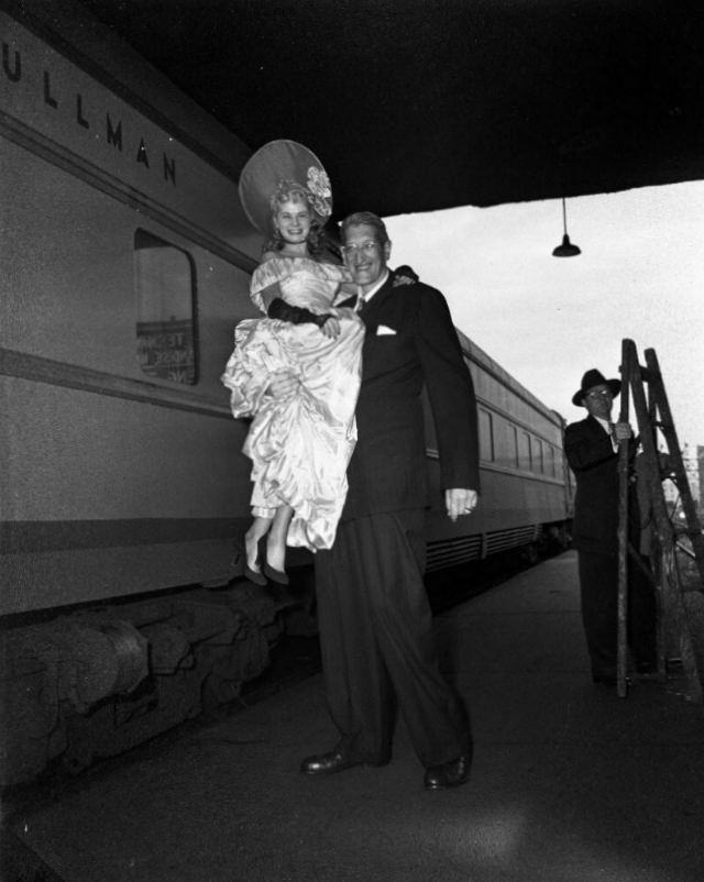 #9  Jack Earle of El Paso: The Life and Times of One of the World’s Tallest Humans Who Stood at 7 Feet, 6.5 Inches
