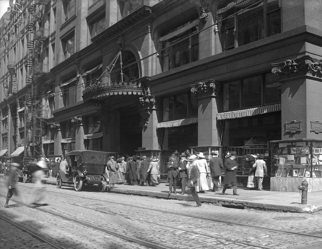 #128 Kaufmann’s Department Store, crowd on Smithfield Street, 1912