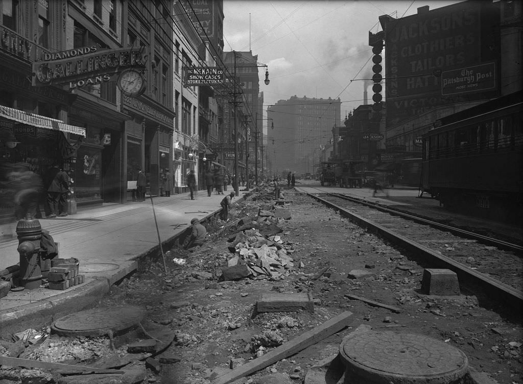 #114 Construction near Victoria Theatre, Liberty Avenue, 1920.