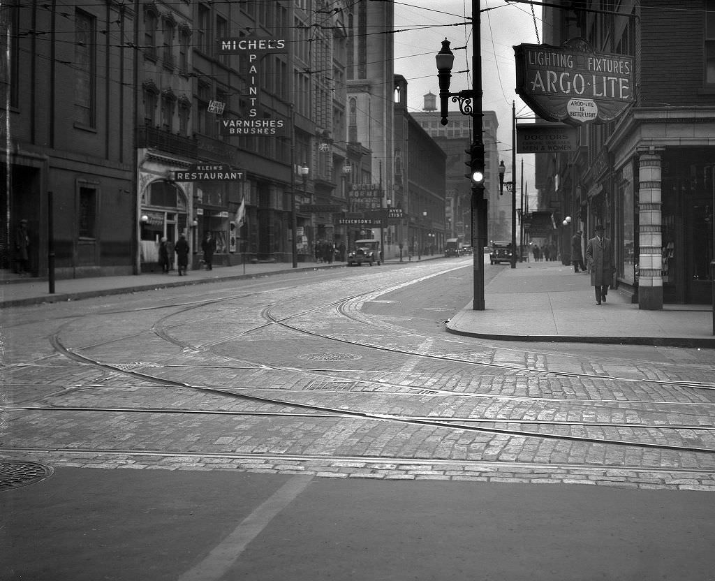 #89 Businesses on Seventh Avenue at Smithfield Street, 1929.