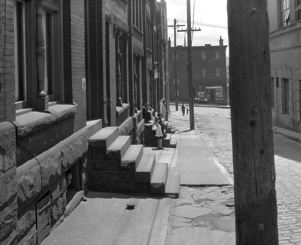 #146 Crawford Street, Repair work seen from 820 Crawford Street, 1931.