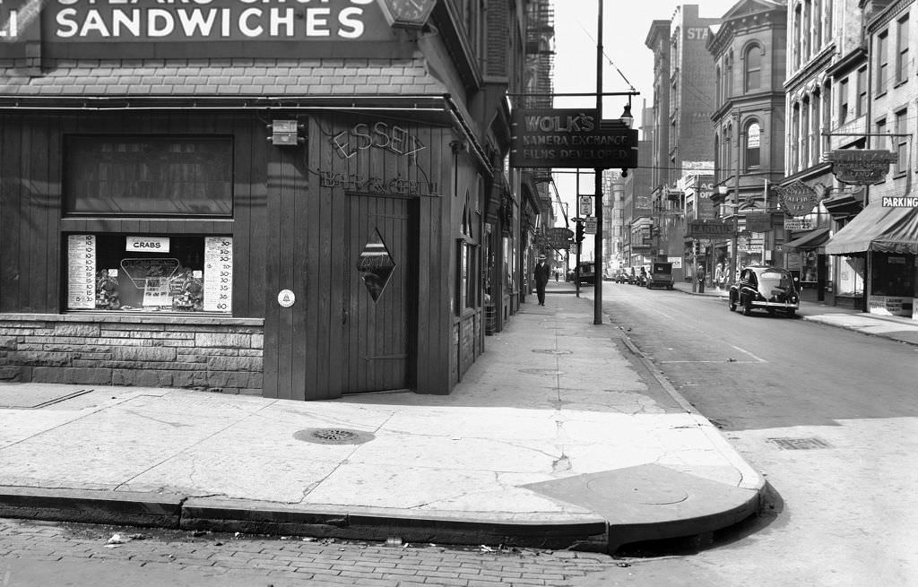 #89 Market Street viewed from the center of South Diamond Street, 1941.
