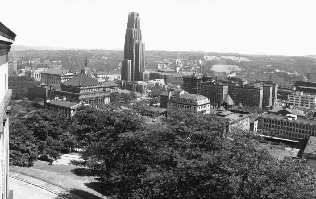 #57 69 Squirrel Hill Streetcar on Forbes Avenue, 1945