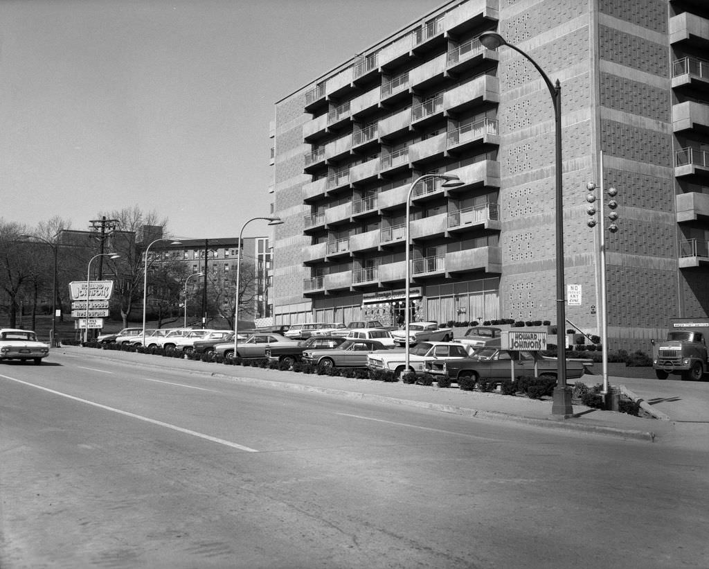#23 Howard Johnson Hotel on Boulevard of the Allies: Magee Women’s Hospital in background, 1966.
