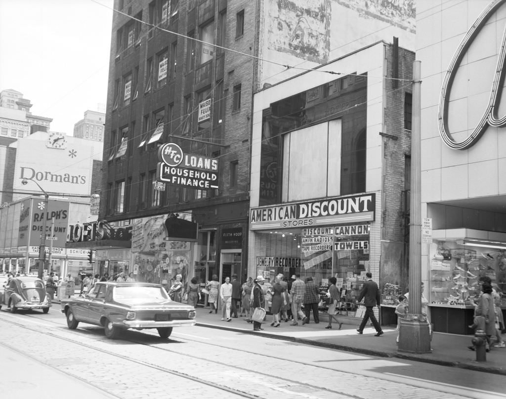 #72 American Discount on Fifth Avenue, 1964
