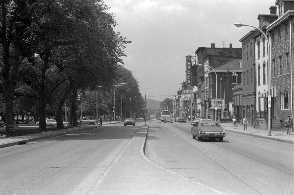 #49 East North Ave: Cars and People, Federal and West North Ave, 1972