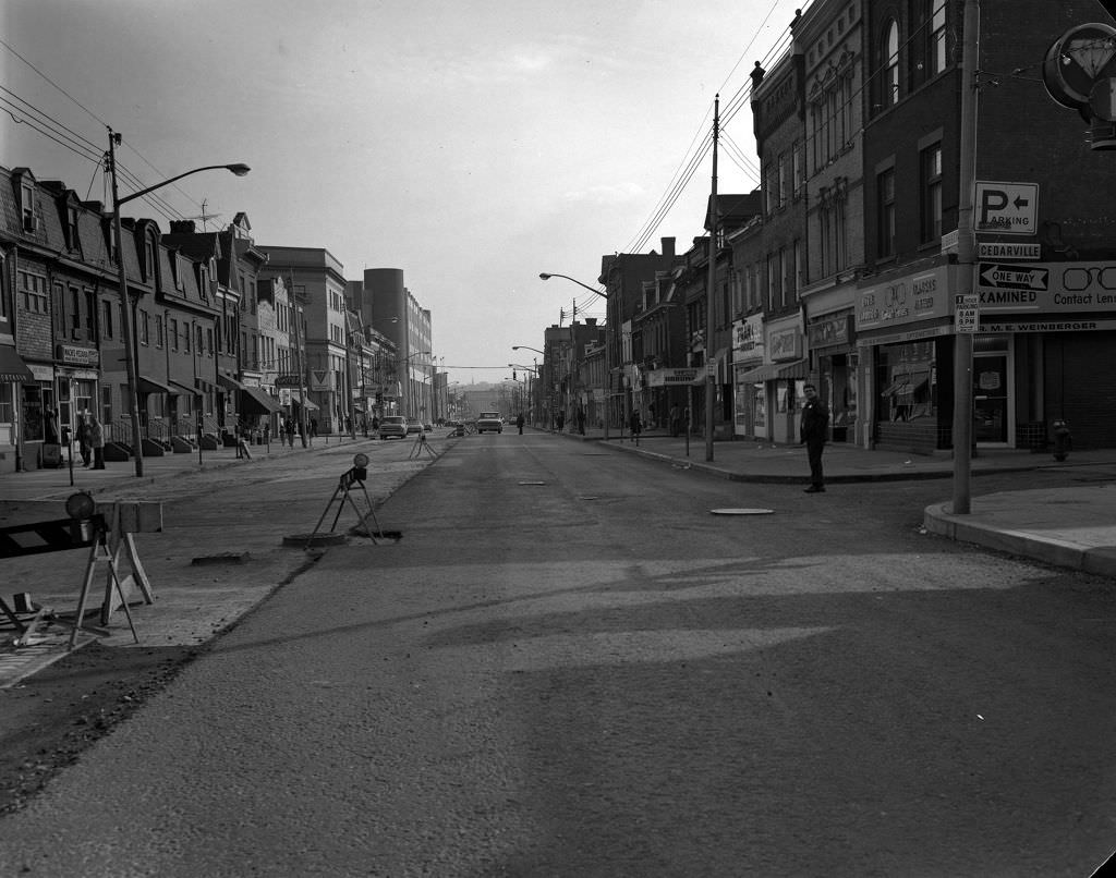 #87 Businesses on Liberty Avenue including Dr. M.E. Weinberger, 1970.