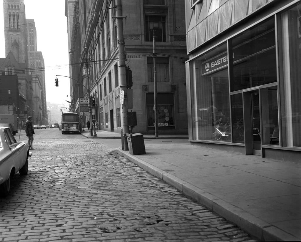 #102 Grant Street and Sixth Avenue intersection, 1971.