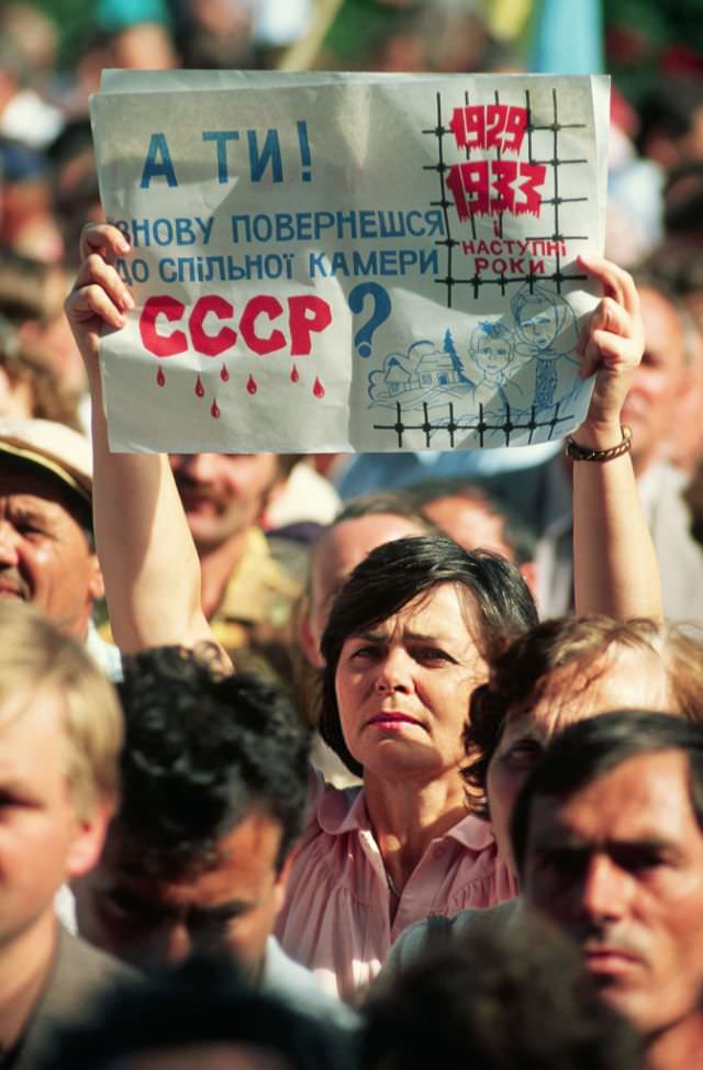 #6 A woman holds a sign above the crowd at a Ukrainian pro-independence rally, 1991
