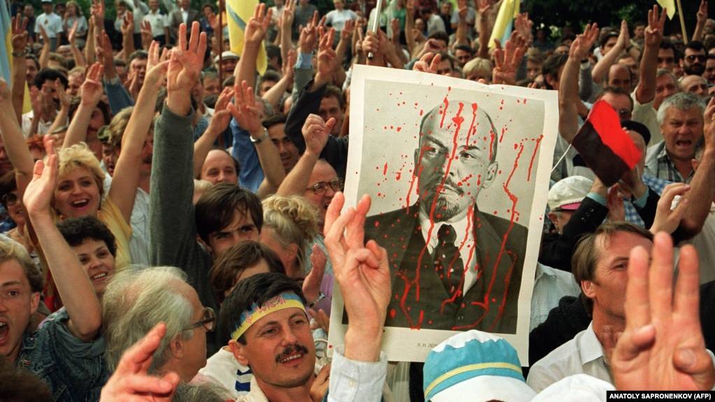 #1 Crowds wearing Ukraine’s national colors demonstrate in front of the Communist Party headquarters in Kyiv in August 1991.