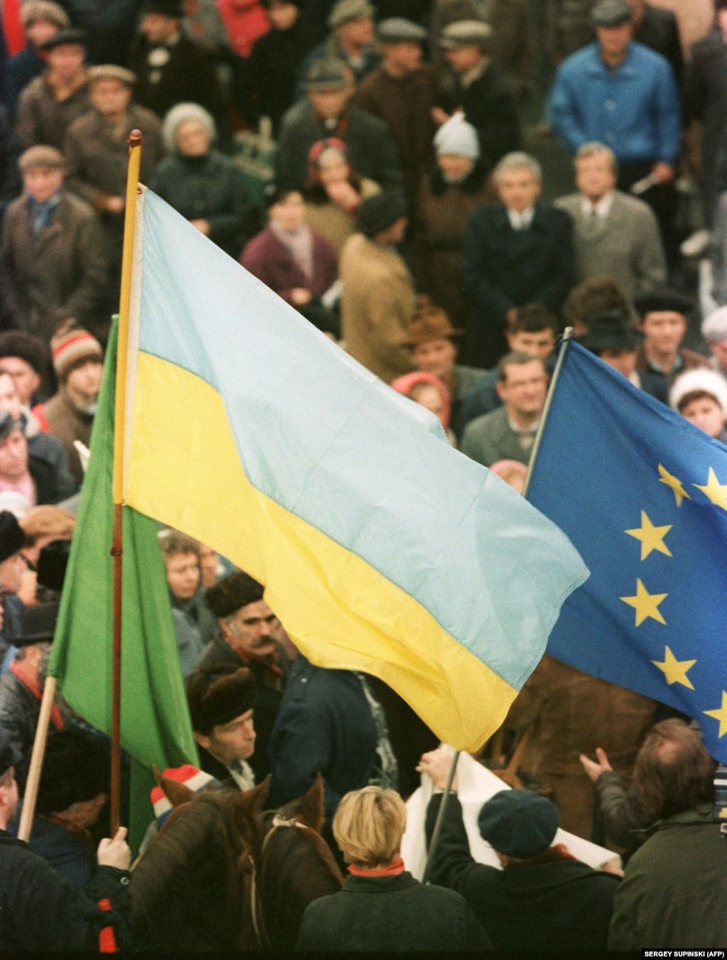 #13 Both Ukrainian and European flags are seen during a pro-independence rally in Kyiv.