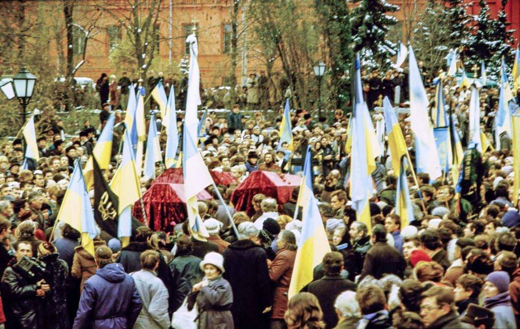 #7 Dissidents paid an especially heavy price, such as Vasyl Stus, Yuriy Lytvyn, and Oleksa Tykhyi, who were reburied (pictured) in Kyiv on November 19, 1989, with the then-banned Ukrainian flag proudly displayed.