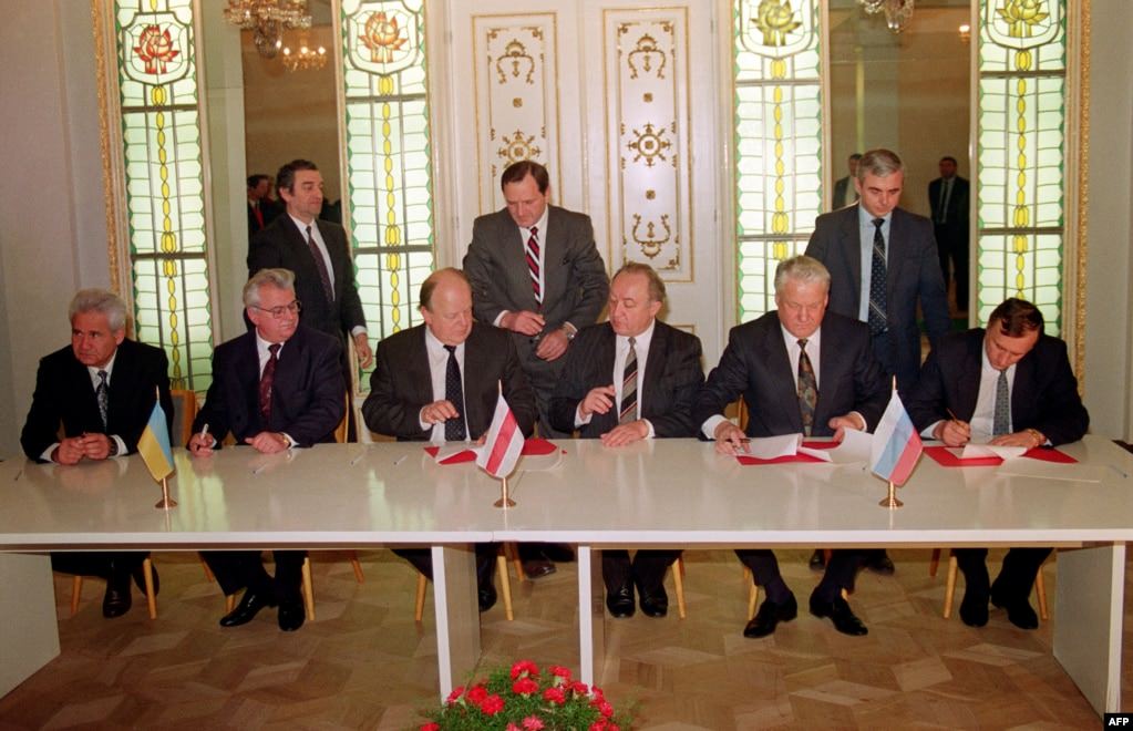 #23 On December 8, 1991, Ukrainian President Kravchuk (second from left), Belarusian Supreme Soviet Chairman Stanislav Shushkevich (third from left), and Russian President Boris Yeltsin (second from right) signed a declaration that “the Soviet Union as a geopolitical reality [and] a subject of international law has ceased to exist.”