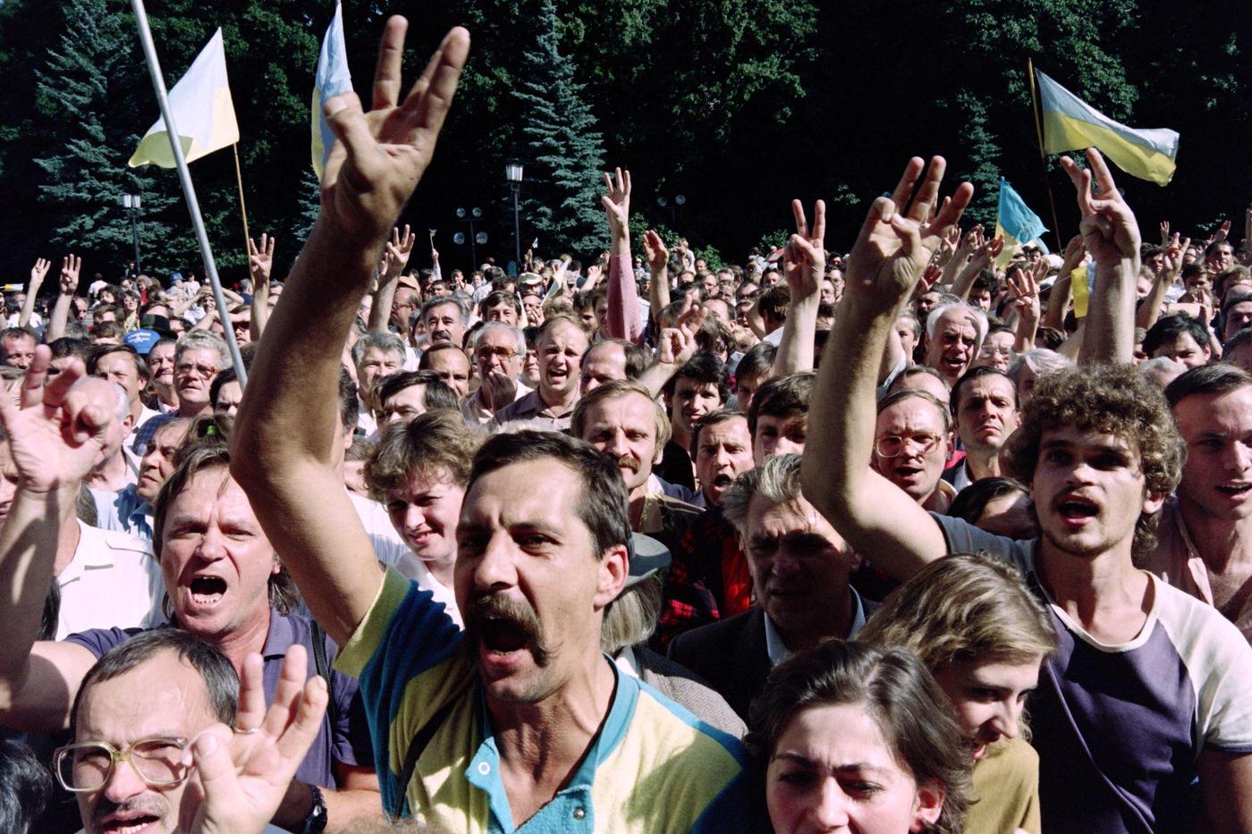 #37 Pro-Independence Rally in Central Kiev with Three-Finger Salute, Emblem of Ukraine, 1991
