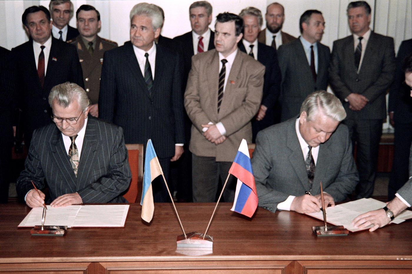 #42 Boris Yeltsin and Leonid Kravchuk Sign Economic Agreement in Moscow, 1991