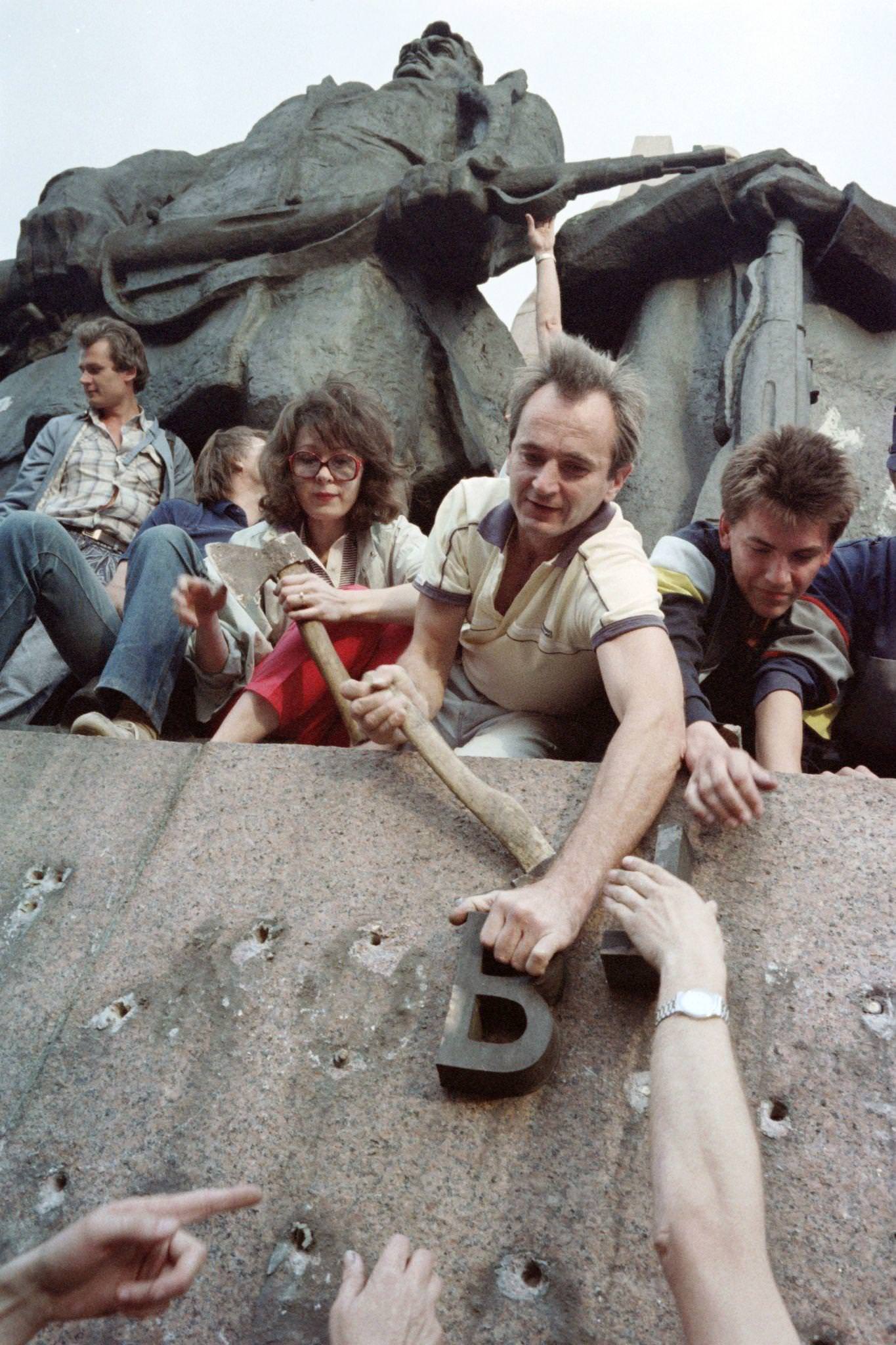 #53 Ukrainians Remove Inscriptions from Lenin Monument in Kiev, 1991