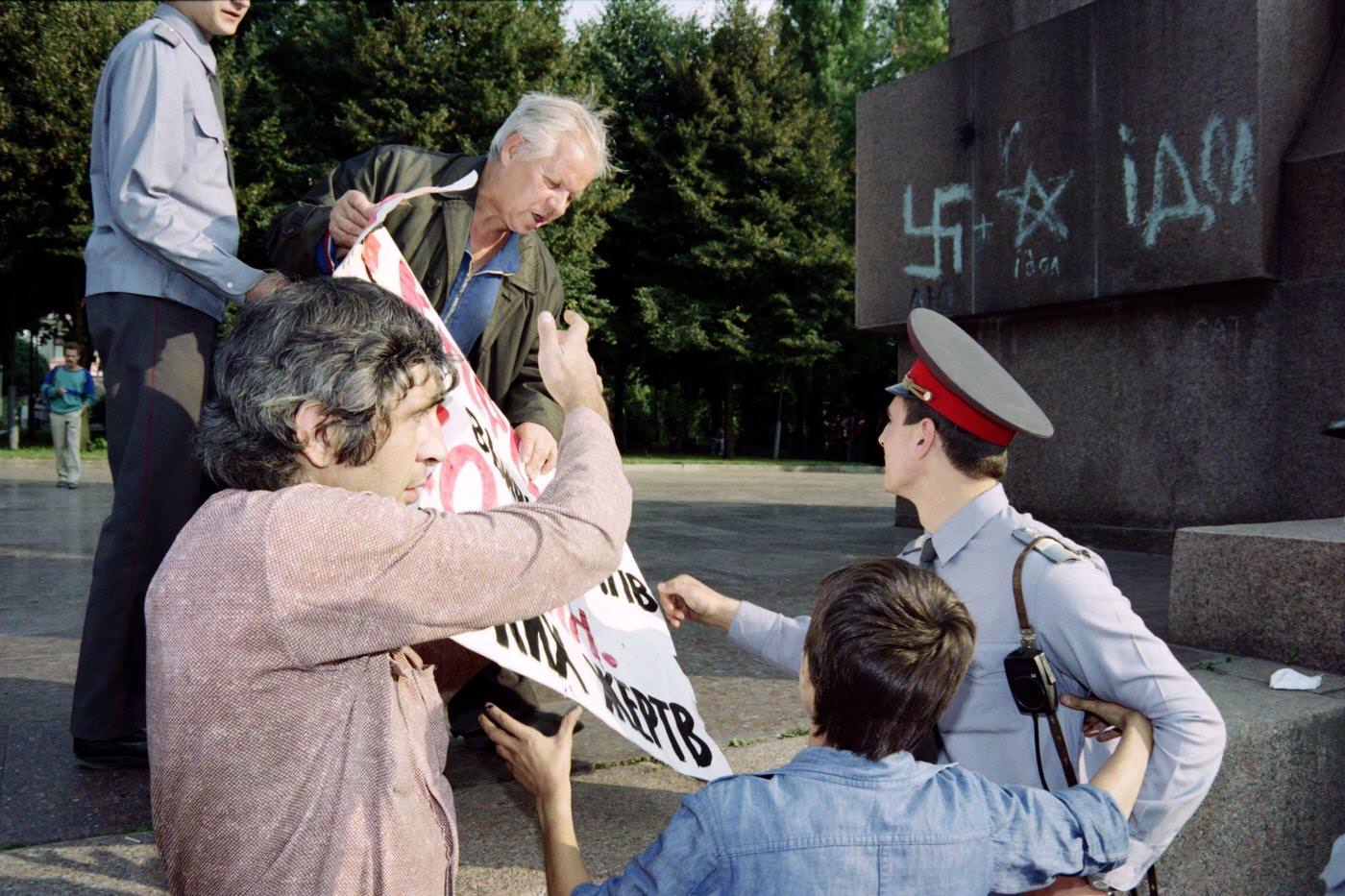 #62 Police Break Up Demonstrator Tussle at Lenin Monument in Kiev, 1991