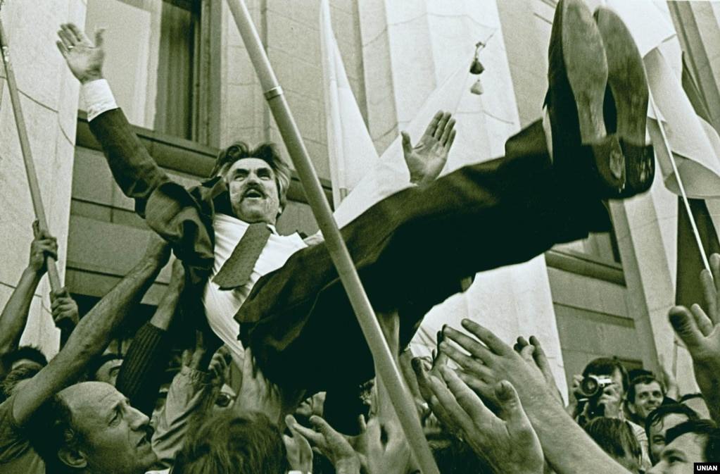 #3 Ukrainians celebrated the August 24 proclamation by tossing former political prisoner Levko Lukyanenko into the air.