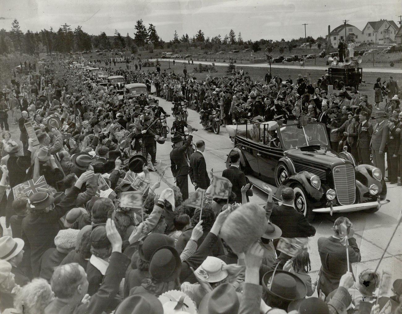 #12 Crowd as royalty leaves Stanley Park, Vancouver, 1941.