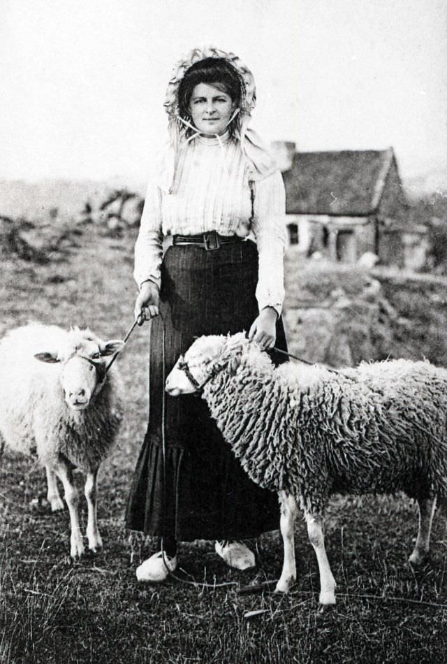 #10 Peasant woman in Île-de-Bréhat.