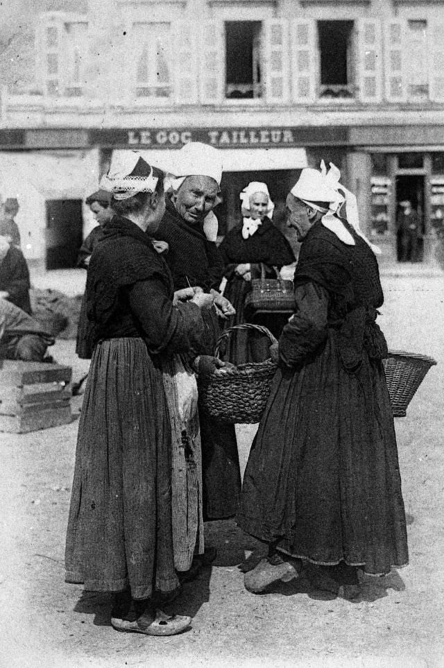#2 Traditional costumes in Concarneau.