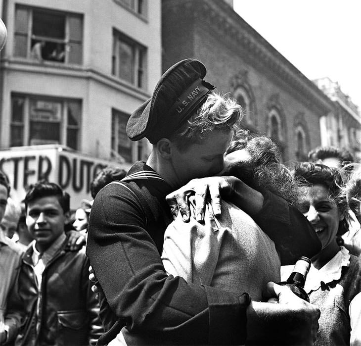 #27 Kiss in Times Square, V-E Day, New York, May 8, 1945.