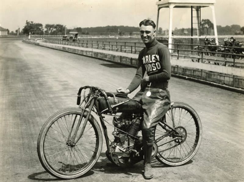 #22 Historical Photos of Harley-Davidson Motorcycles and Production in Their Infancy from the Early 20th Century #