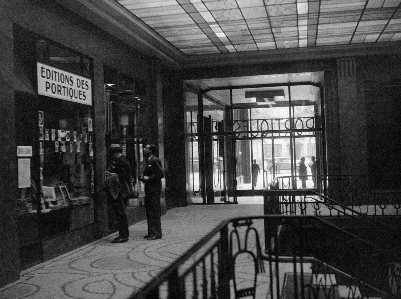 #10 Les Portiques des Champs-Elysées, Paris, 1930