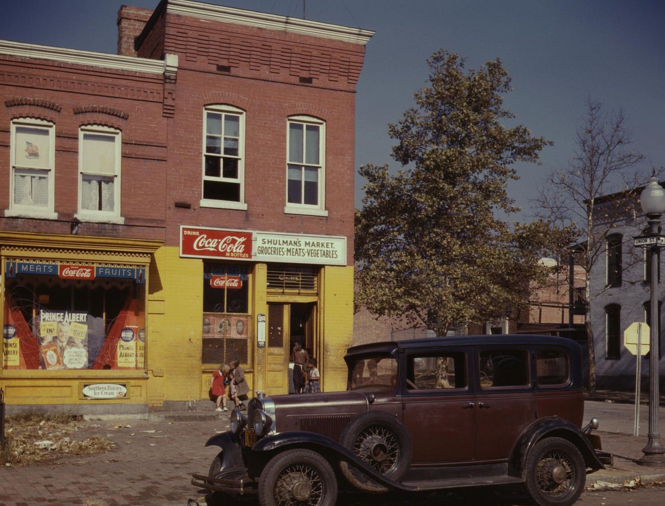 #40 Shulman’s Market at N and Union Streets SW, Washington, D.C., with a 1931 Chevrolet, 1941.