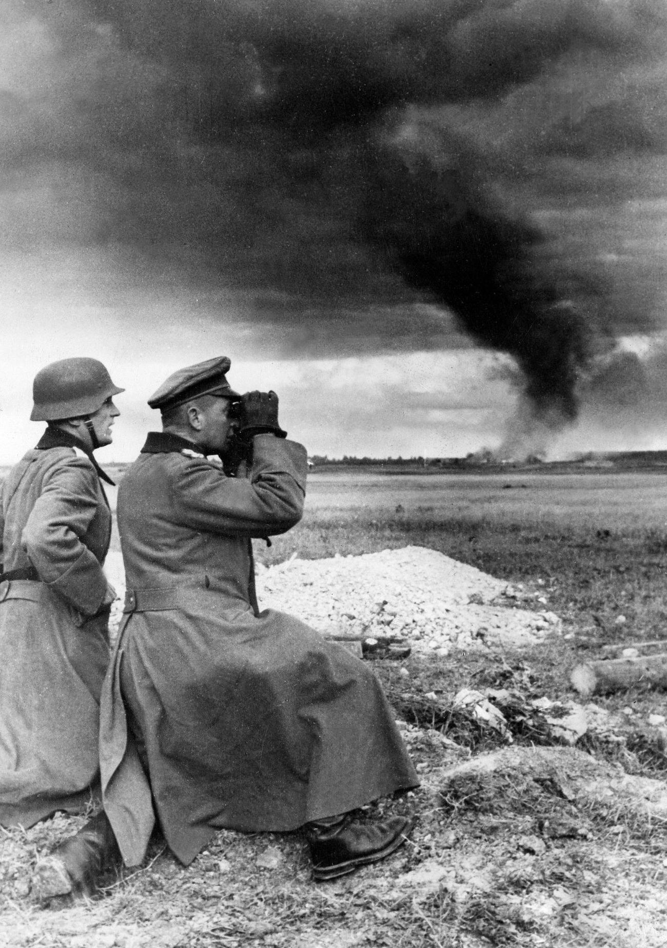 #18 German Soldiers Watching Attacks on Russian Defense Line, Leningrad, 1941