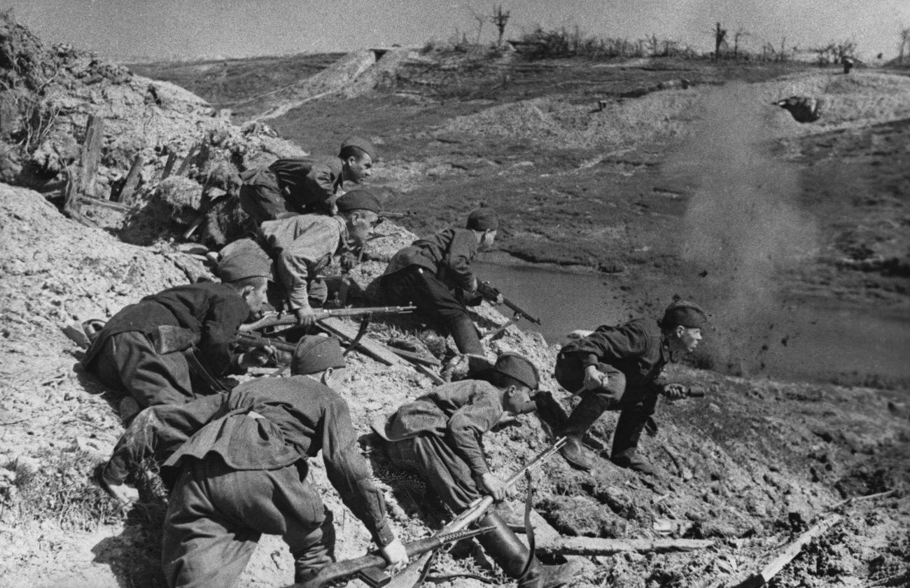#21 Soviet Troops Counter-Attacking During Siege of Leningrad