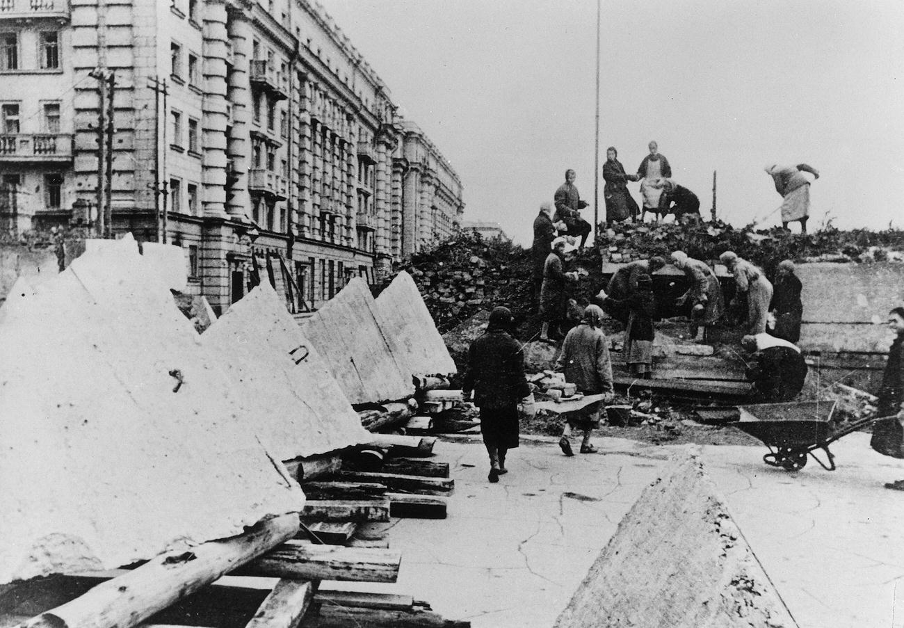 #7 Civilians Building Defense Lines in Leningrad, August 1941