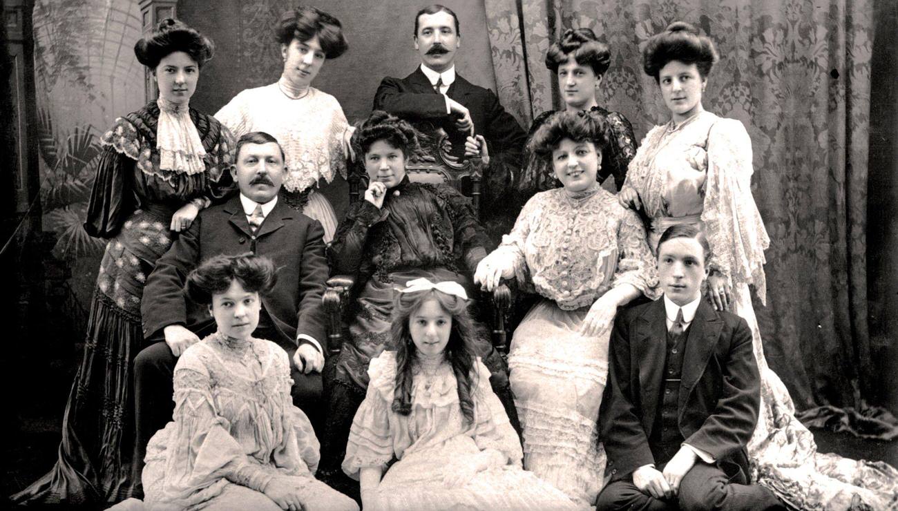 #113 The Lloyd family portrait, 1900s